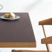 Kanademonoリノリウム Mauveのスクエア天板とデザイン性の高いXラインの脚を組み合わせたカフェテーブルの使用例3