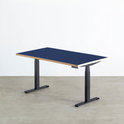 ファニチャーリノリウム素材のMidnightBlue天板と、ブラックの電動昇降脚を組み合わせた、デザイン性も機能性もスマートなテーブル