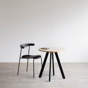 かなでもののファニチャーリノリウムの天板Mushroom（φ65）とマットブラックの4pinアイアン脚を組み合わせたすっきりとしたデザインのカフェテーブルと椅子