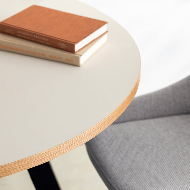 かなでもののファニチャーリノリウムMushroomの天板とマットブラックの3pinアイアン脚を組み合わせたすっきりとしたデザインのカフェテーブル（使用例2）