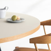 かなでもののファニチャーリノリウムMushroomの天板とマットブラックの3pinアイアン脚を組み合わせたすっきりとしたデザインのカフェテーブル（使用例3）
