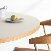 Kanademonoリノリウム・Mushroomのラウンド天板とデザイン性の高いXラインの脚を組み合わせたカフェテーブルの使用例6