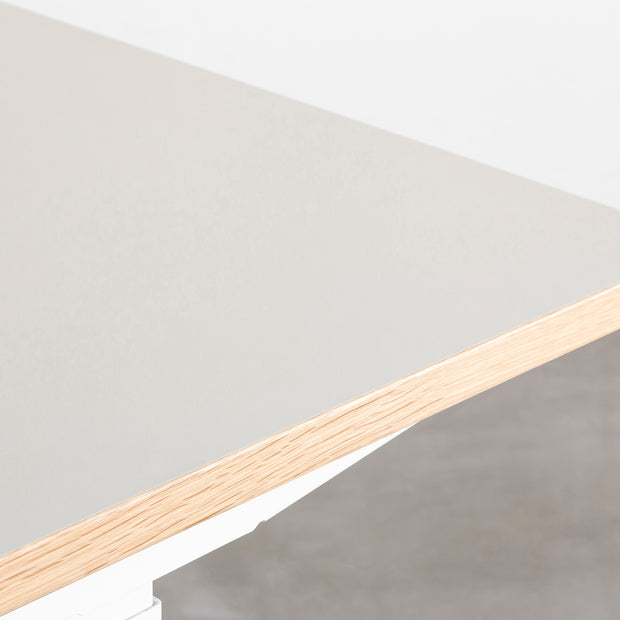 ファニチャーリノリウム素材のMushroom天板と、ホワイトの電動昇降脚を組み合わせた、デザイン性も機能性もスマートなテーブル（天板）