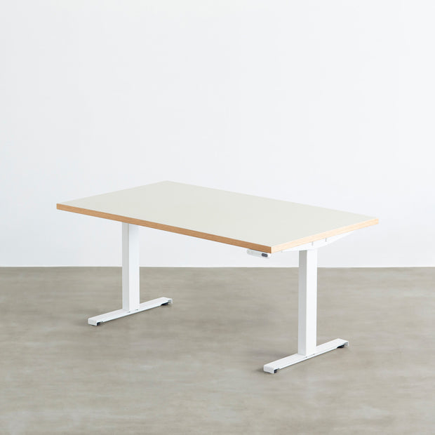 ファニチャーリノリウム素材のMushroom天板と、ホワイトの電動昇降脚を組み合わせた、デザイン性も機能性もスマートなテーブル（最低高）