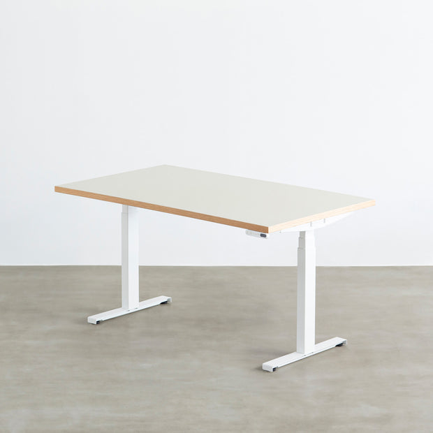 ファニチャーリノリウム素材のMushroom天板と、ホワイトの電動昇降脚を組み合わせた、デザイン性も機能性もスマートなテーブル