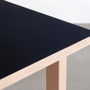 KANADEMONOのリノリウム天板（Nero）にCoralカラーのスクエアスチール脚を組み合わせたテーブル（天板エッジ）