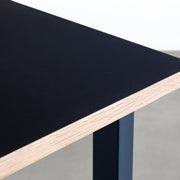 KANADEMONOのリノリウム天板（Nero）にMineralBlueカラーのスクエアスチール脚を組み合わせたテーブル（天板エッジ）