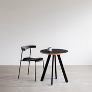 かなでもののファニチャーリノリウムの天板Nero（φ65）とマットブラックの4pinアイアン脚を組み合わせたすっきりとしたデザインのカフェテーブルと椅子
