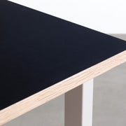 KANADEMONOのリノリウム天板（Nero）にSandBeigeカラーのスクエアスチール脚を組み合わせたテーブル（天板エッジ）