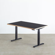 ファニチャーリノリウム素材のNero天板と、ブラックの電動昇降脚を組み合わせた、デザイン性も機能性もスマートなテーブル