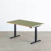 ファニチャーリノリウム素材のOlive天板と、ブラックの電動昇降脚を組み合わせた、デザイン性も機能性もスマートなテーブル