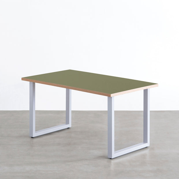 KANADEMONOのリノリウム天板(Olive)とCloudカラーのスクエアスチール脚を組み合わせたテーブル