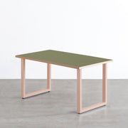 KANADEMONOのリノリウム天板(Olive)とCoralカラーのスクエアスチール脚を組み合わせたテーブル