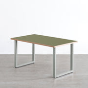 KANADEMONOのリノリウム天板(Olive)とEucalyptusカラーのスクエアスチール脚を組み合わせたテーブル