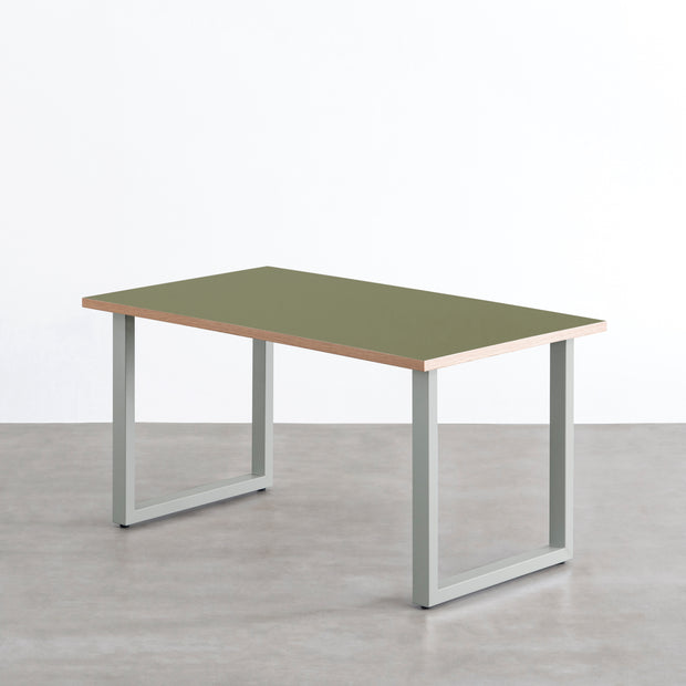 KANADEMONOのリノリウム天板(Olive)とEucalyptusカラーのスクエアスチール脚を組み合わせたテーブル