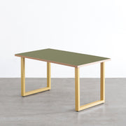 KANADEMONOのリノリウム天板(Olive)とMarigoldカラーのスクエアスチール脚を組み合わせたテーブル