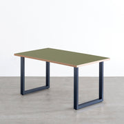 KANADEMONOのリノリウム天板(Olive)とMineralBlueカラーのスクエアスチール脚を組み合わせたテーブル