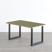 KANADEMONOのリノリウム天板(Olive)とRosemaryカラーのスクエアスチール脚を組み合わせたテーブル