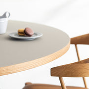 KanademonoのリノリウムPEBBLE天板とトライアングルホワイト脚3本を組み合わせたラウンド型のカフェテーブルの使用例4