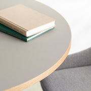 KanademonoのリノリウムPEBBLE天板とX型ホワイト脚を組み合わせたラウンド型のカフェテーブルの使用例2