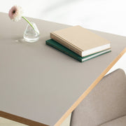 KanademonoリノリウムPebbleのスクエア天板とデザイン性の高いXラインのホワイト脚を組み合わせたカフェテーブル（使用例4）