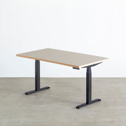 ファニチャーリノリウム素材のPebble天板と、ブラックの電動昇降脚を組み合わせた、デザイン性も機能性もスマートなテーブル
