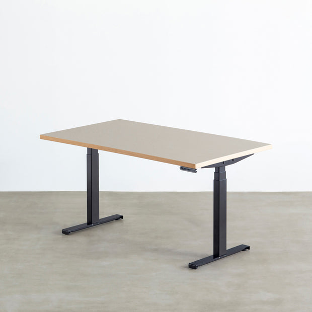 ファニチャーリノリウム素材のPebble天板と、ブラックの電動昇降脚を組み合わせた、デザイン性も機能性もスマートなテーブル