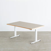 ファニチャーリノリウム素材のPebble天板と、ホワイトの電動昇降脚を組み合わせた、デザイン性も機能性もスマートなテーブル（最低高）