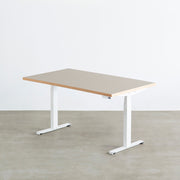 ファニチャーリノリウム素材のPebble天板と、ホワイトの電動昇降脚を組み合わせた、デザイン性も機能性もスマートなテーブル