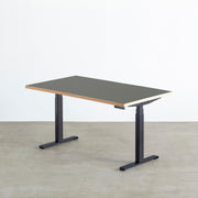 ファニチャーリノリウム素材のPewter天板と、ブラックの電動昇降脚を組み合わせた、デザイン性も機能性もスマートなテーブル