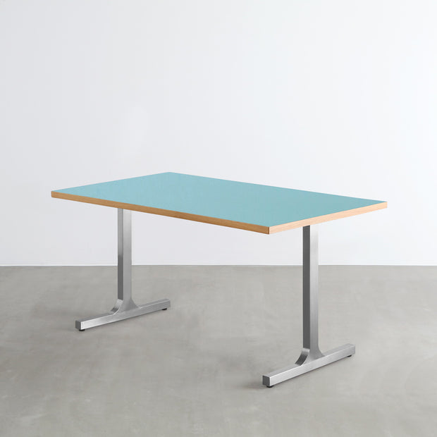 KanademonoのリノリウムAquavert天板にIラインのステンレス脚を組み合わせたテーブル