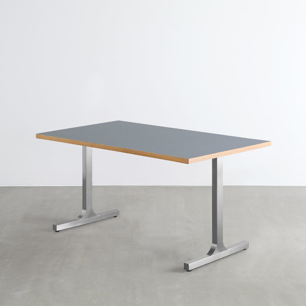 KanademonoのリノリウムAsh天板にIラインのステンレス脚を組み合わせたテーブル