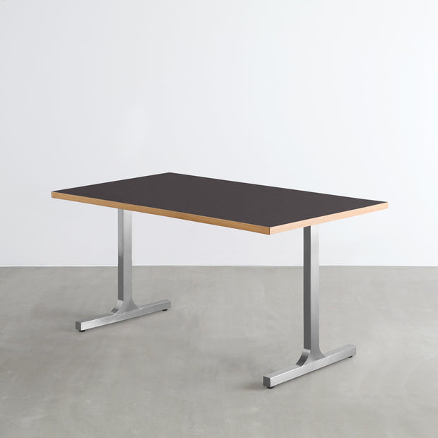 KanademonoのリノリウムCharcoal天板にIラインのステンレス脚を組み合わせたテーブル