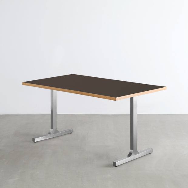 KanademonoのリノリウムIron天板にIラインのステンレス脚を組み合わせたテーブル