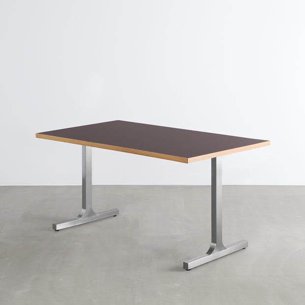KanademonoのリノリウムMauve天板にIラインのステンレス脚を組み合わせたテーブル