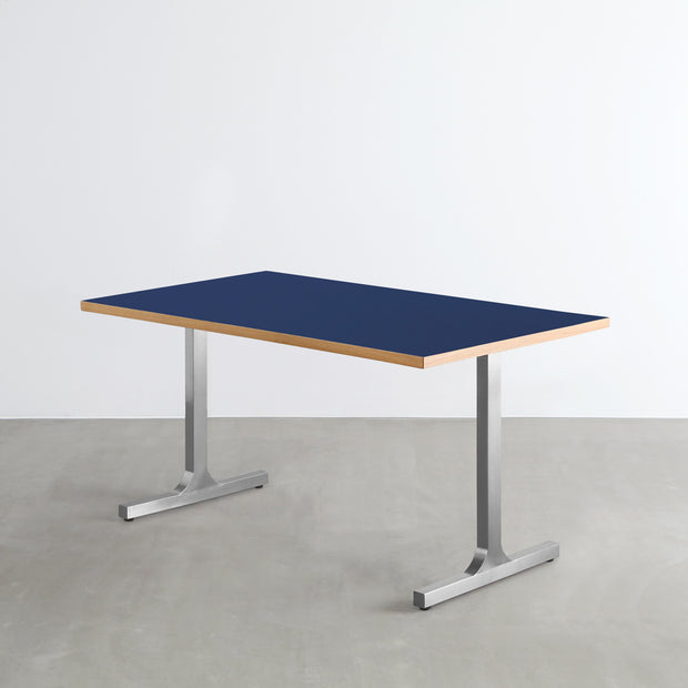 KanademonoのリノリウムMidnightBlue天板にIラインのステンレス脚を組み合わせたテーブル