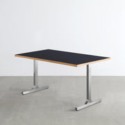KanademonoのリノリウムNero天板にIラインのステンレス脚を組み合わせたテーブル