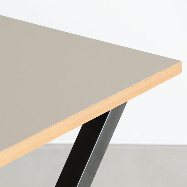 KanademonoのリノリウムPebble天板にマットクリア塗装仕上げのＸライン鉄脚を組み合わせたテーブル（角）