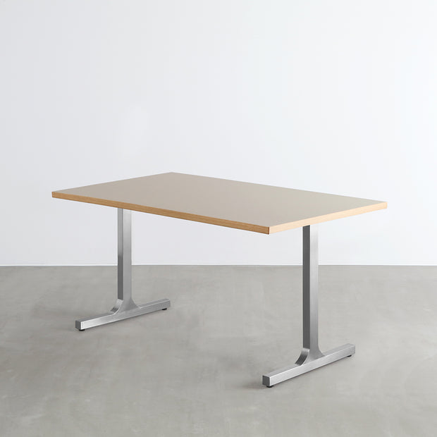 KanademonoのリノリウムPebble天板にIラインのステンレス脚を組み合わせたテーブル