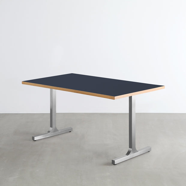 KanademonoのリノリウムSomokeyblue天板にIラインのステンレス脚を組み合わせたテーブル