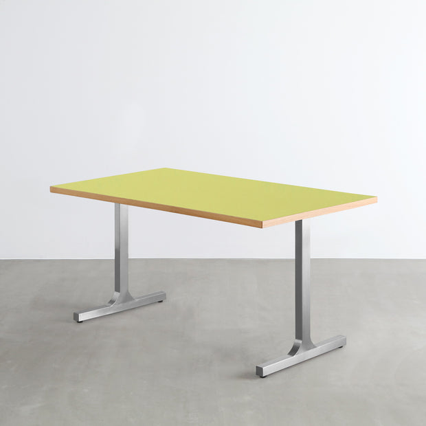 KanademonoのリノリウムSpringGreen天板にIラインのステンレス脚を組み合わせたテーブル