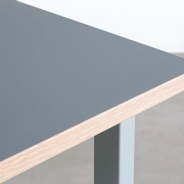 KANADEMONOのリノリウムAsh天板にEucalyptusカラーのスクエアスチール脚を組み合わせたテーブル（天板エッジ）