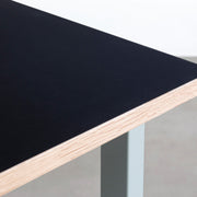 KANADEMONOのリノリウム天板（Nero）にEucalyptusカラーのスクエアスチール脚を組み合わせたテーブル（天板エッジ）