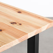 KANADEMONOの長良杉天板とマットブラックのスクエアH70鉄脚を組み合わせたシンプルモダンなテーブル（天板クローズアップ）
