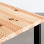 KANADEMONOの長良杉天板とマットブラックのレクタングル鉄脚を組み合わせたシンプルモダンなテーブル（天板クローズアップ）