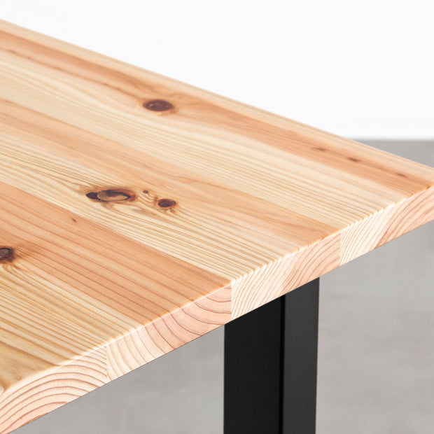 KANADEMONOの長良杉天板とマットブラックの配線孔付きスクエア鉄脚を組み合わせたシンプルモダンなテーブル（天板クローズアップ）