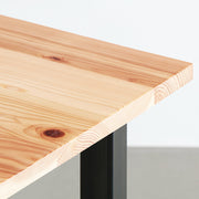 Kanademonoの長良杉天板とマットクリア塗装仕上げのスクエア鉄脚を組み合わせたテーブル（角）