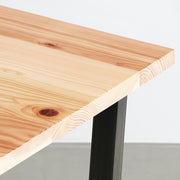 Kanademonoの長良杉天板とマットクリア塗装仕上げのトラペゾイド鉄脚を組み合わせたテーブル（角）