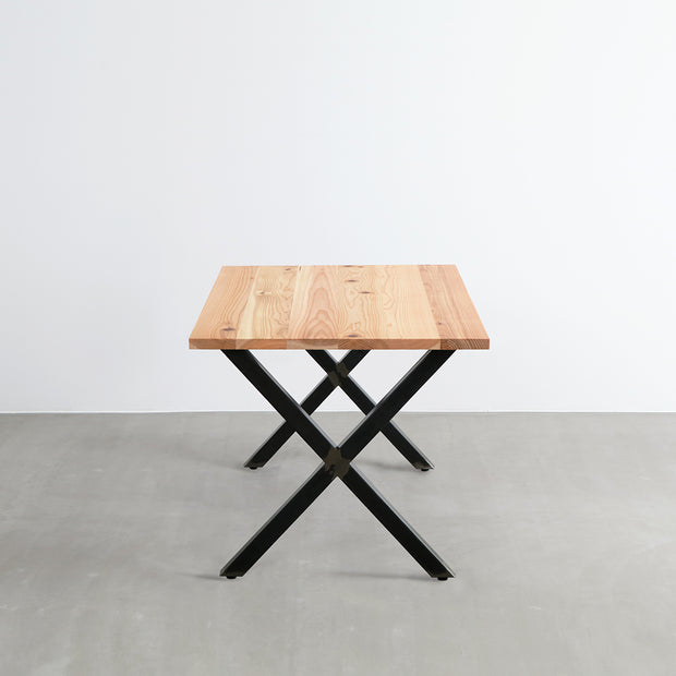 Kanademonoの長良杉天板とマットクリア塗装仕上げのＸライン鉄脚を組み合わせたテーブル（側面）