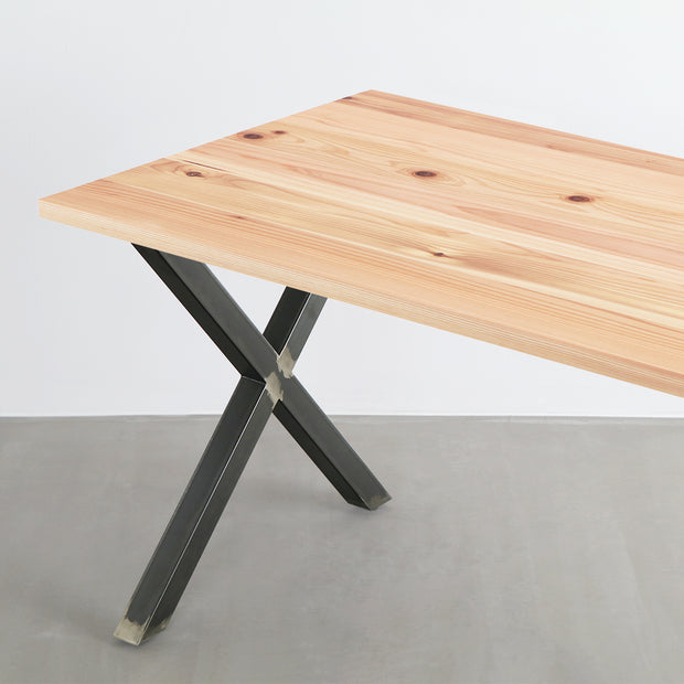 Kanademonoの長良杉天板とマットクリア塗装仕上げのＸライン鉄脚を組み合わせたテーブル（天板と脚）